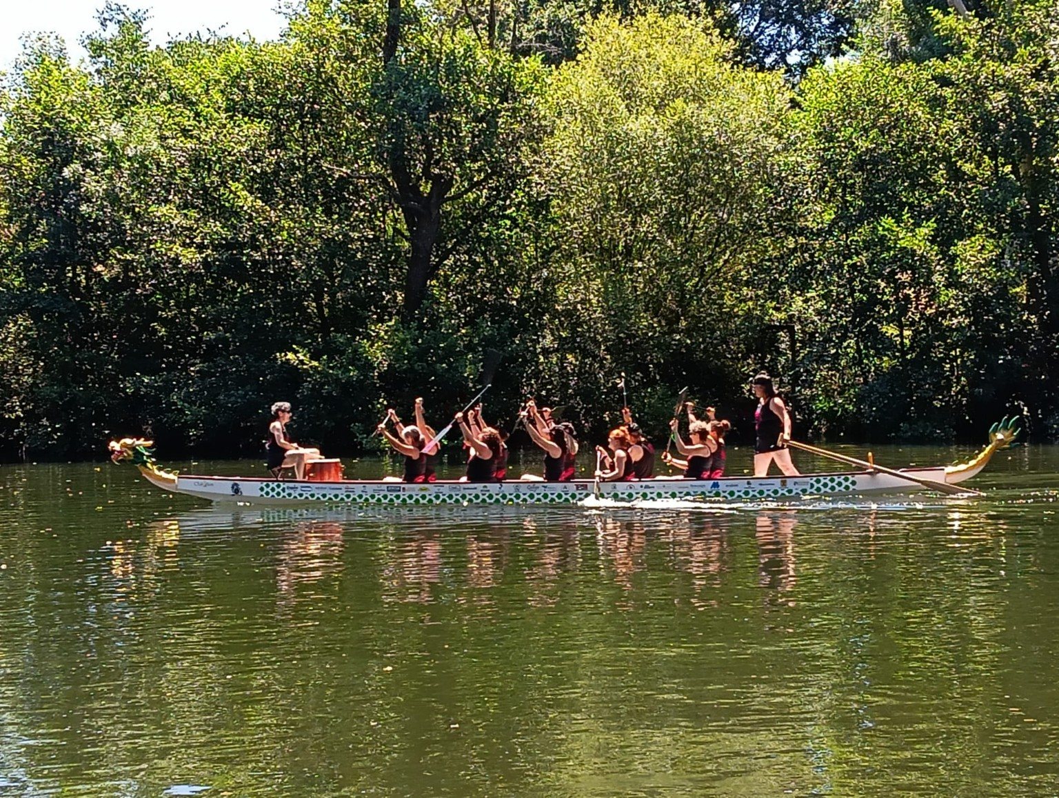 Barco Dragón en el río Jerte