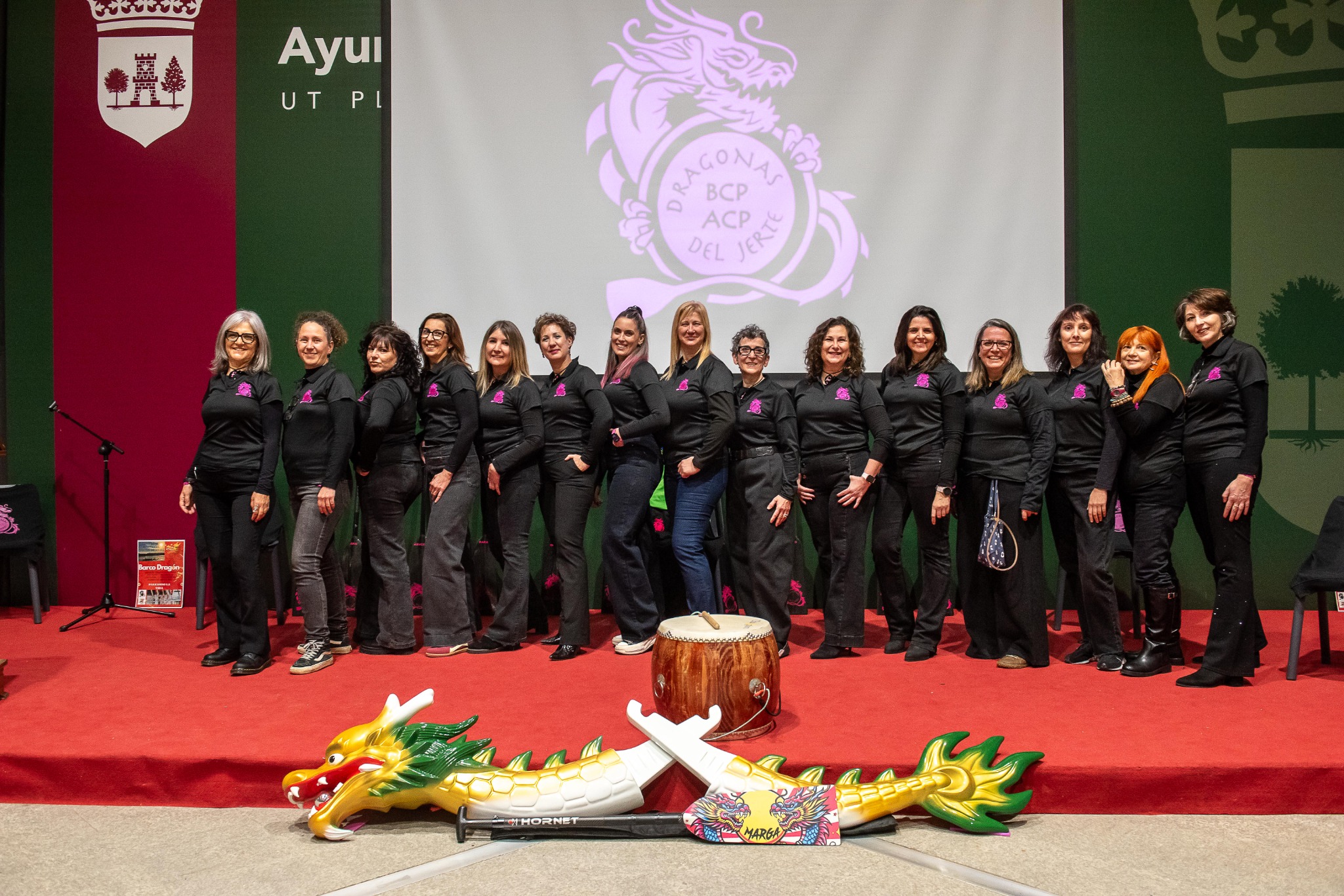 Foto de grupo de Dragonas del Jerte vestidas de negro