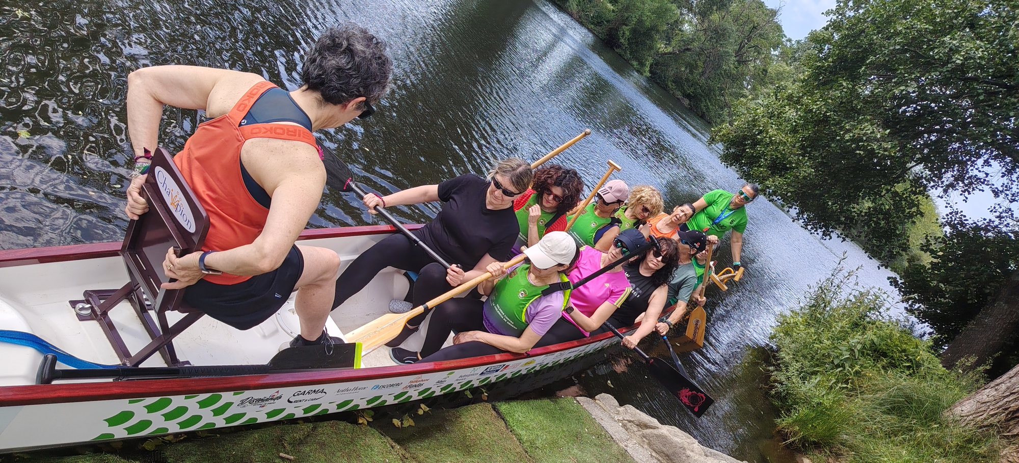Dragonas del Jerte junto al barco