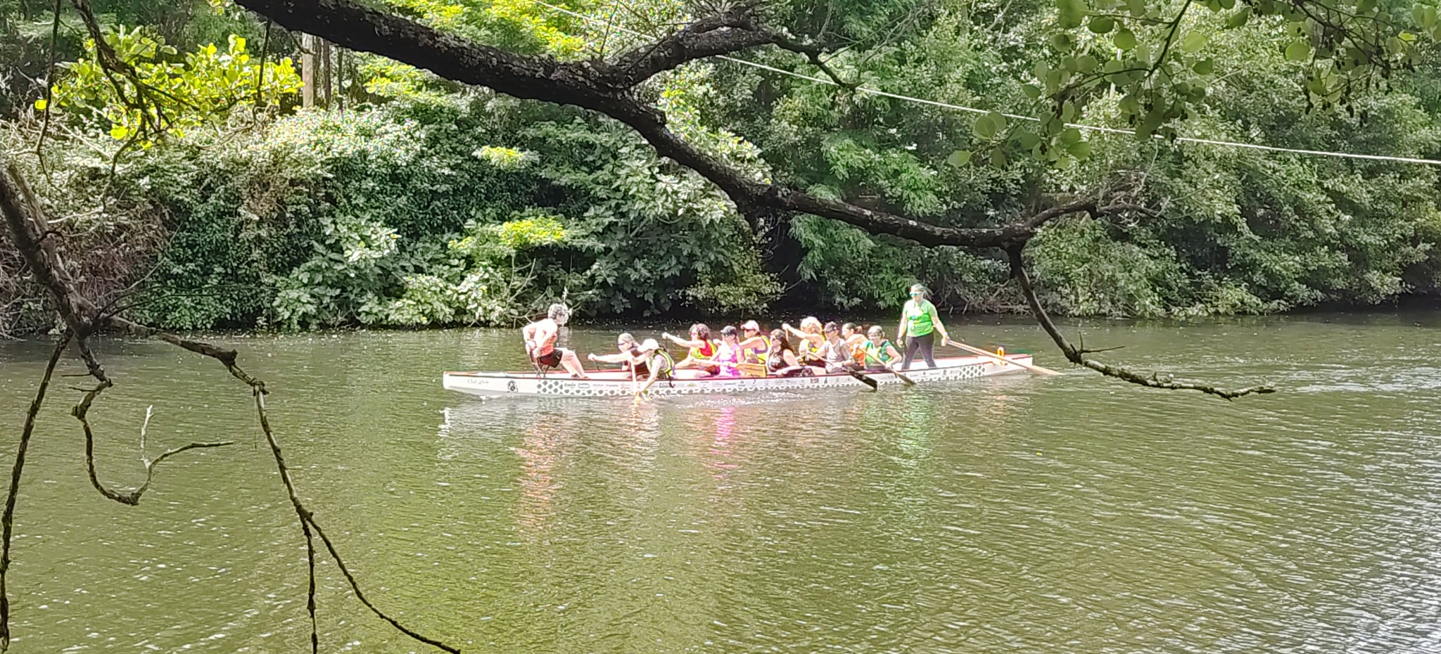 Dragonas del Jerte remando en el río