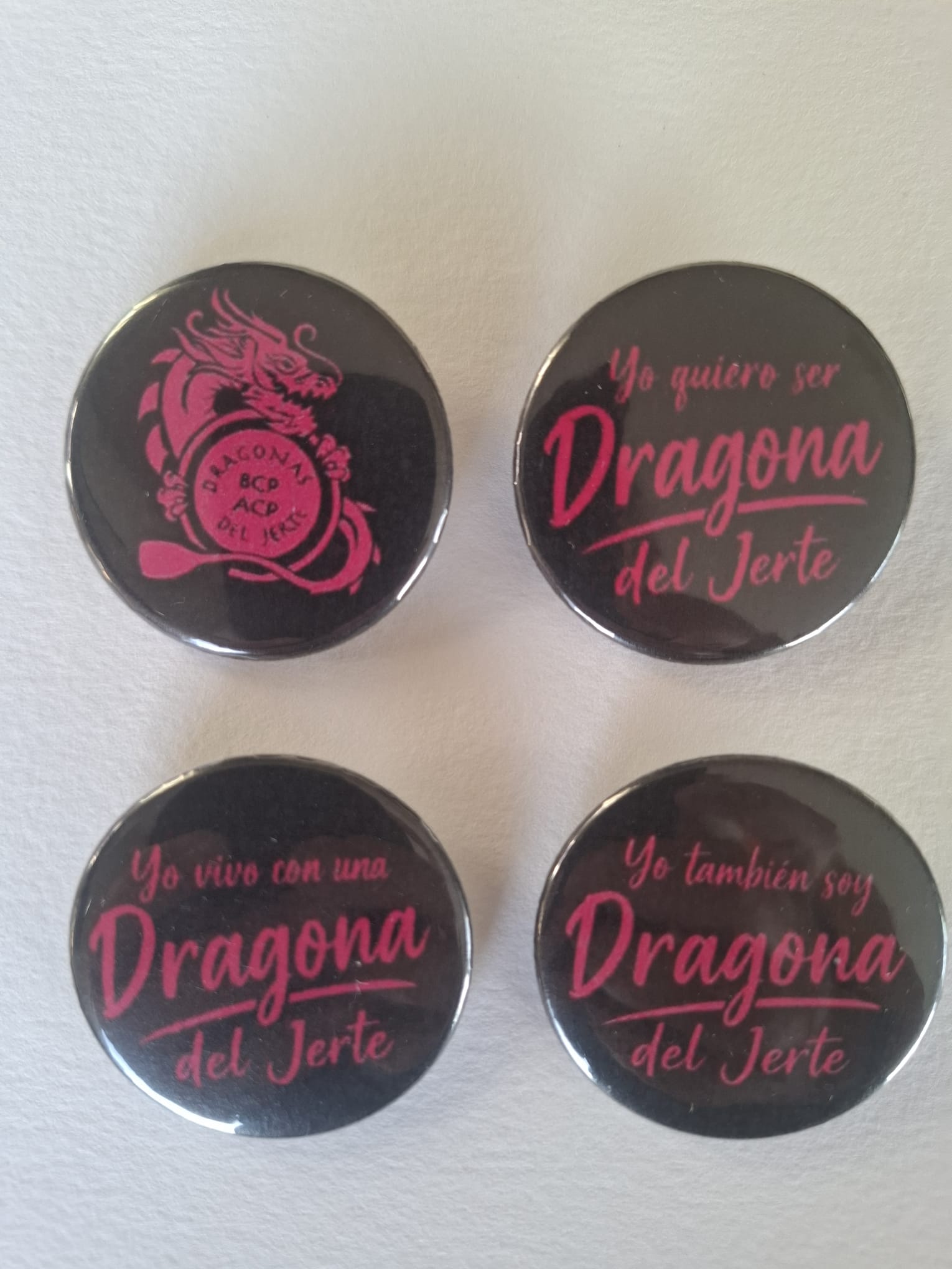 Chapas de Dragonas del Jerte en negro y rosa con distintos diseños