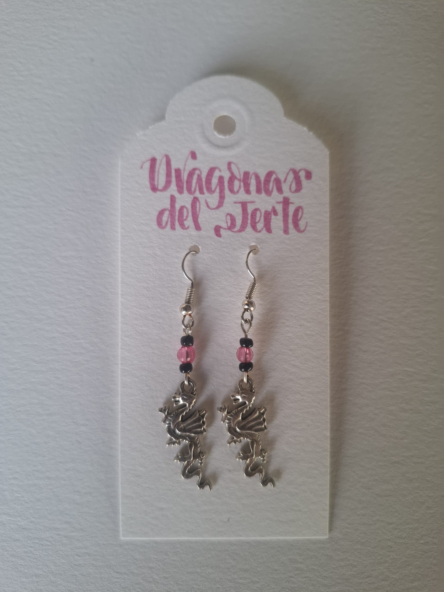 Pendientes artesanales con dragones y cuentas rosas y negras de Dragonas del Jerte