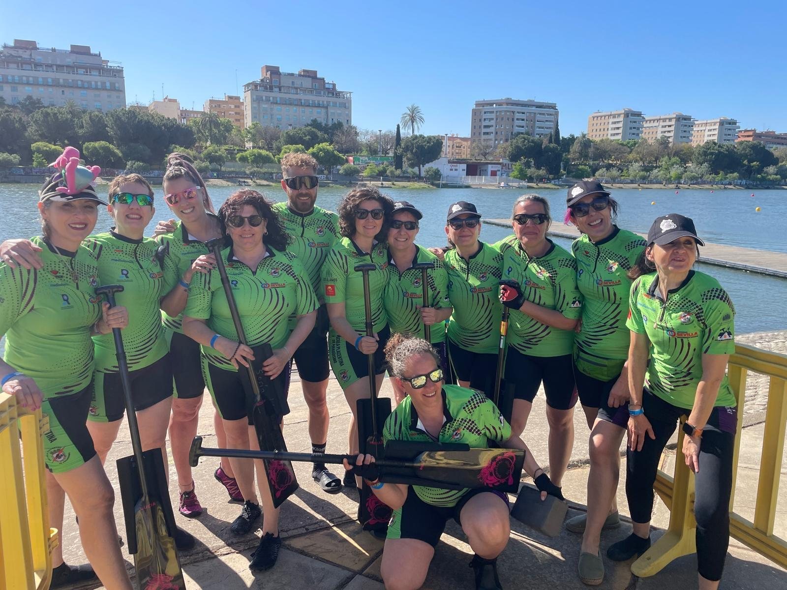 Equipo de Dragonas del Jerte junto al río